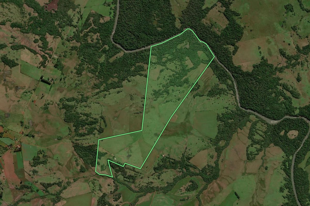 Imagem de satélite do imóvel rural em Itacurubi (RS), com o contorno declarado no CAR desenhado por cima.