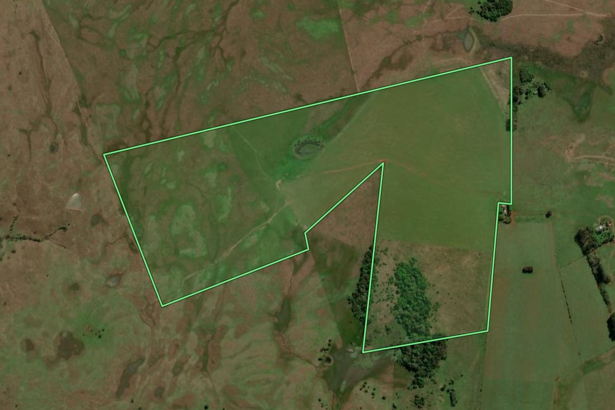 Imagem de satélite do imóvel rural em Itacurubi (RS), com o contorno declarado no CAR desenhado por cima.