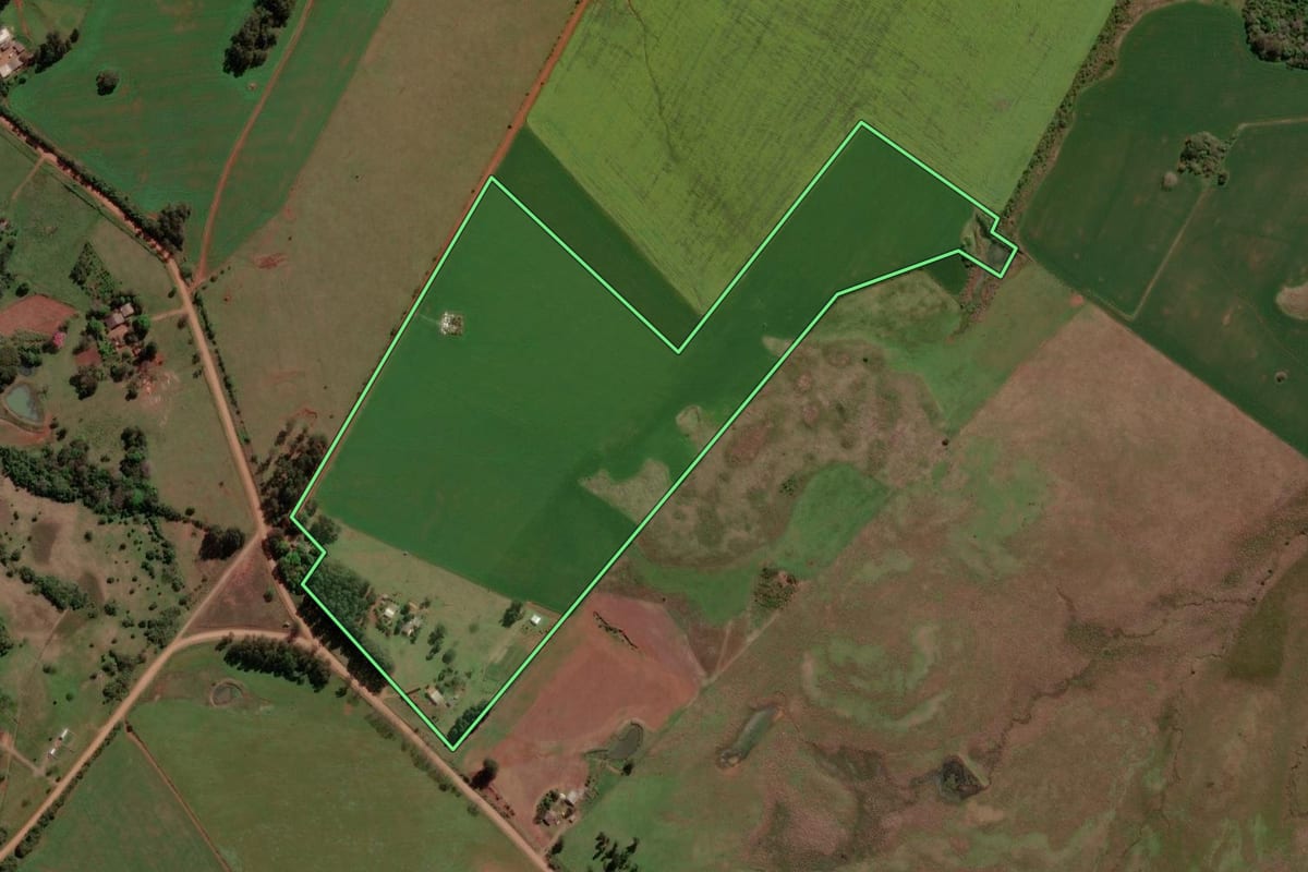 Imagem de satélite do imóvel rural em Itacurubi (RS), com o contorno declarado no CAR desenhado por cima.