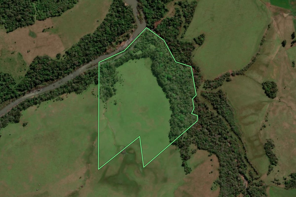 Imagem de satélite do imóvel rural em Itacurubi (RS), com o contorno declarado no CAR desenhado por cima.
