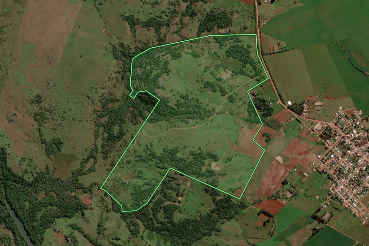 Imagem de satélite do imóvel rural em Itacurubi (RS), com o contorno declarado no CAR desenhado por cima.