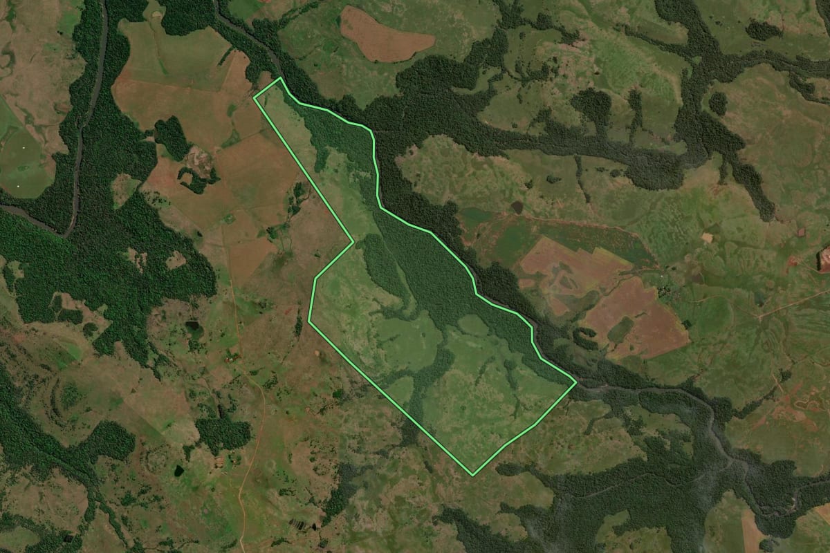 Imagem de satélite do imóvel rural em Itacurubi (RS), com o contorno declarado no CAR desenhado por cima.