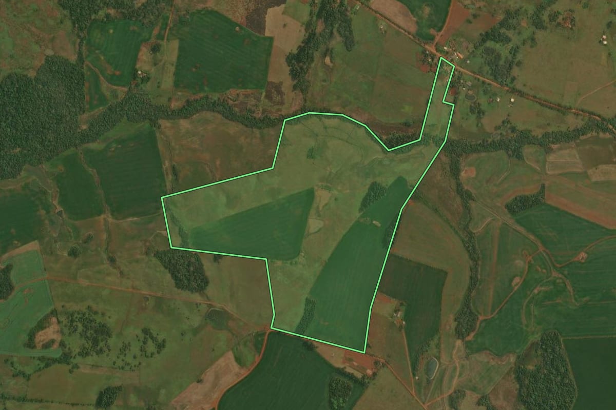 Imagem de satélite do imóvel rural em Itacurubi (RS), com o contorno declarado no CAR desenhado por cima.