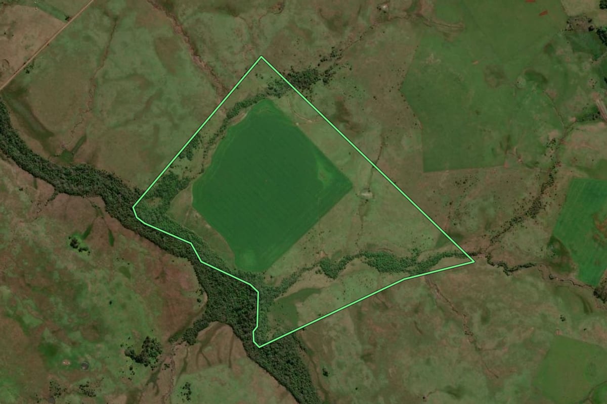 Imagem de satélite do imóvel rural em Itacurubi (RS), com o contorno declarado no CAR desenhado por cima.