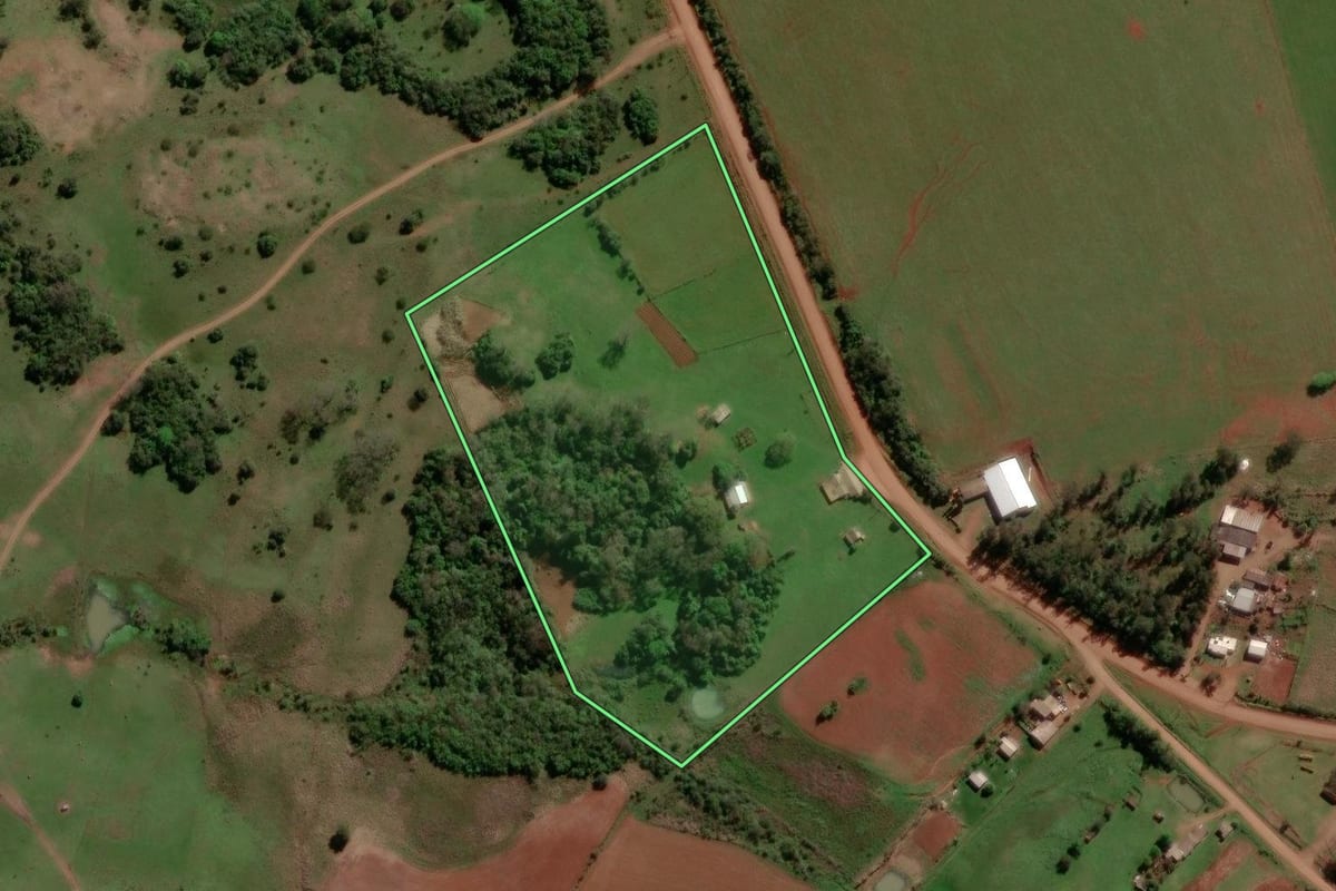 Imagem de satélite do imóvel rural em Itacurubi (RS), com o contorno declarado no CAR desenhado por cima.