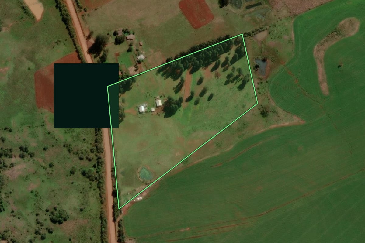 Imagem de satélite do imóvel rural em Itacurubi (RS), com o contorno declarado no CAR desenhado por cima.