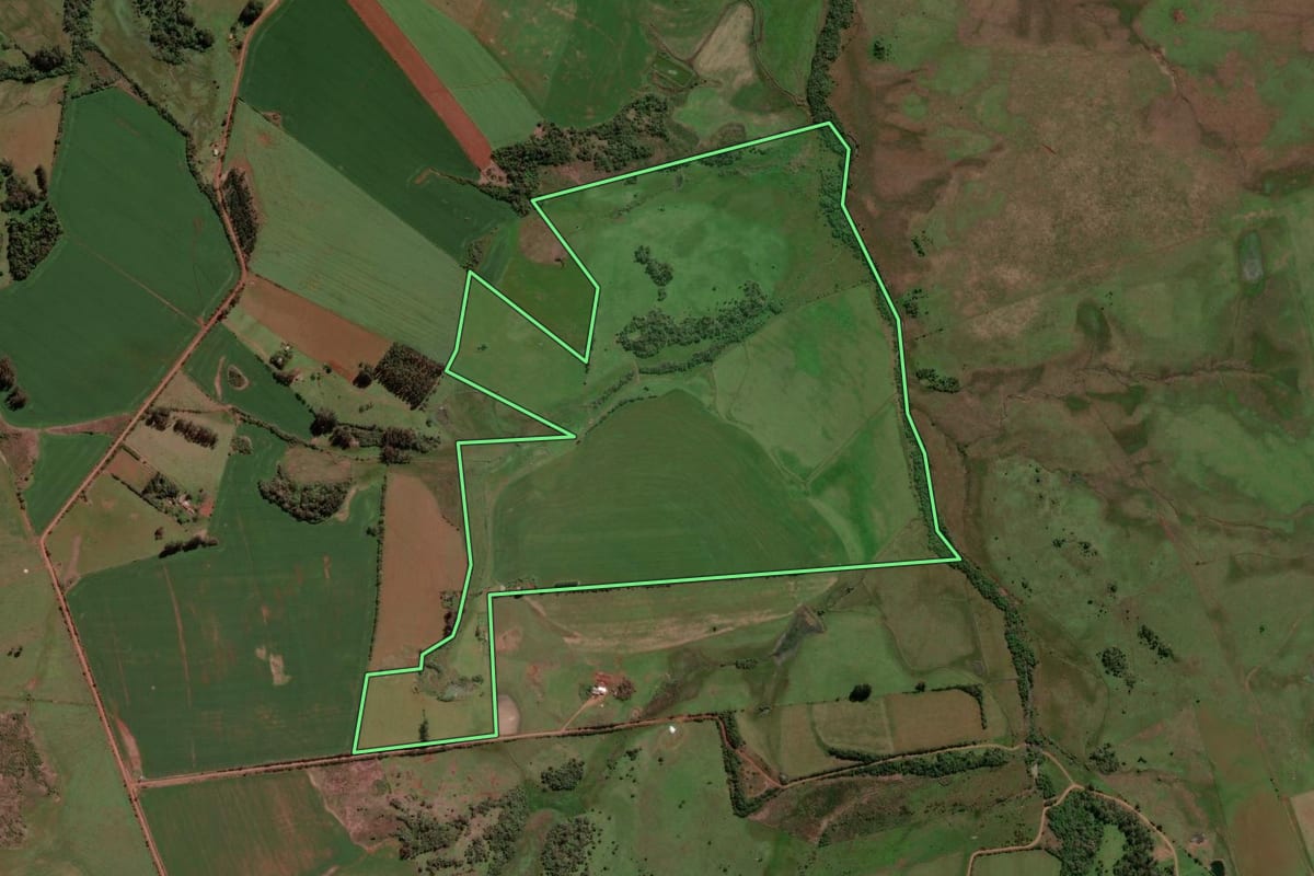 Imagem de satélite do imóvel rural em Itacurubi (RS), com o contorno declarado no CAR desenhado por cima.