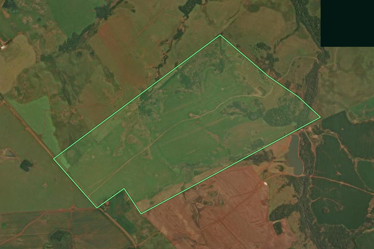 Imagem de satélite do imóvel rural em Itacurubi (RS), com o contorno declarado no CAR desenhado por cima.