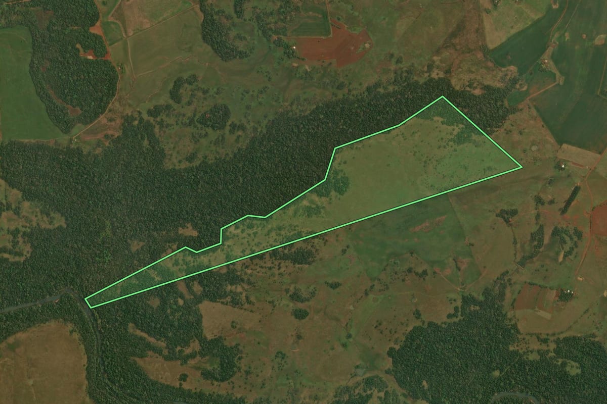 Imagem de satélite do imóvel rural em Itacurubi (RS), com o contorno declarado no CAR desenhado por cima.