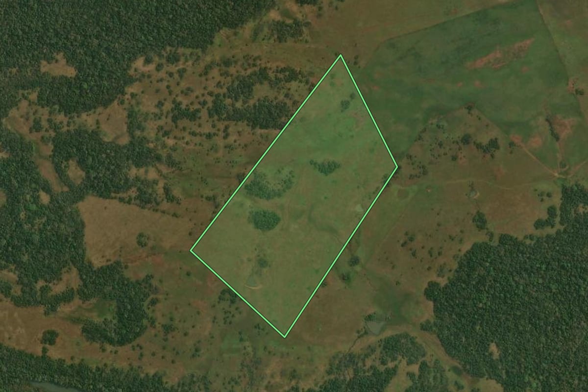 Imagem de satélite do imóvel rural em Itacurubi (RS), com o contorno declarado no CAR desenhado por cima.