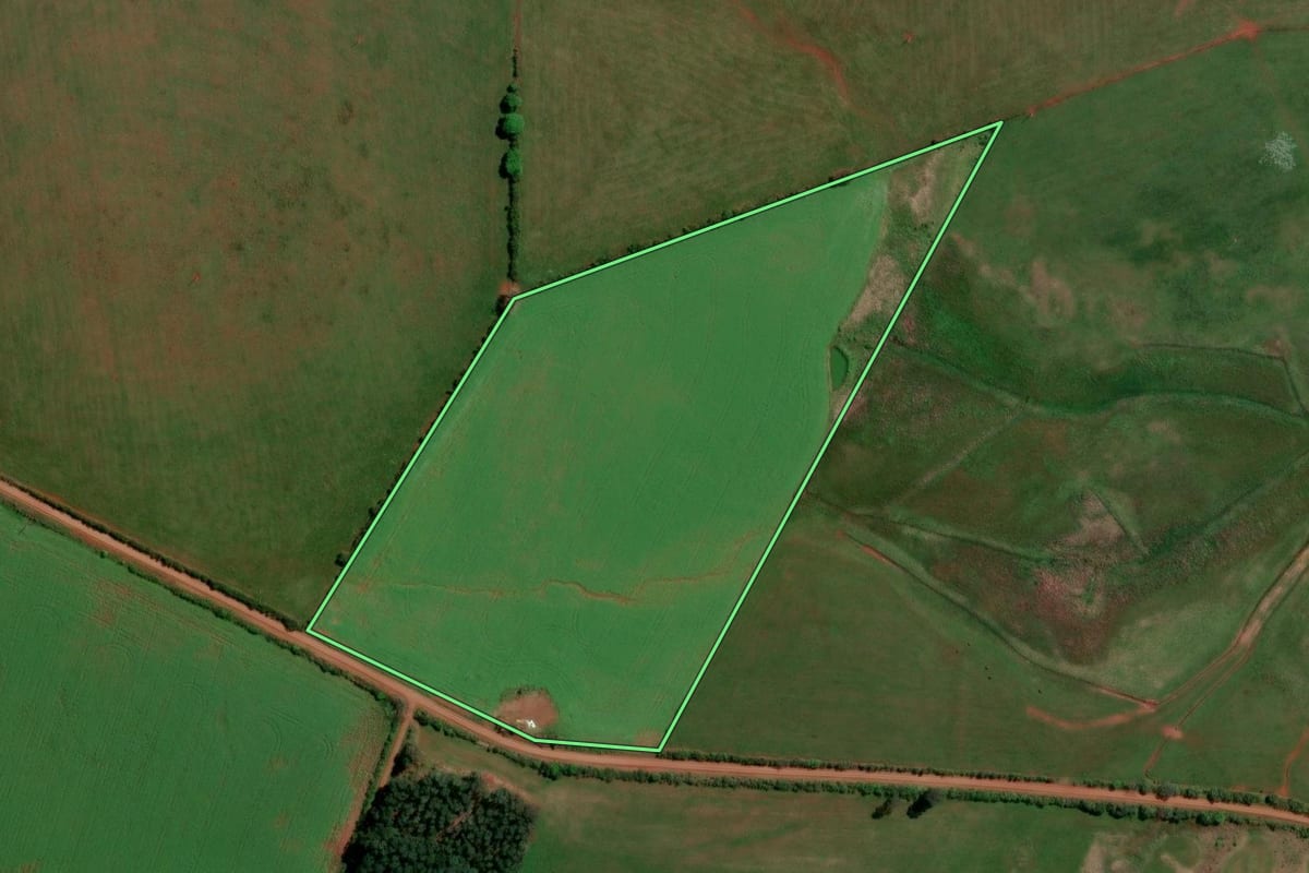 Imagem de satélite do imóvel rural em Itacurubi (RS), com o contorno declarado no CAR desenhado por cima.