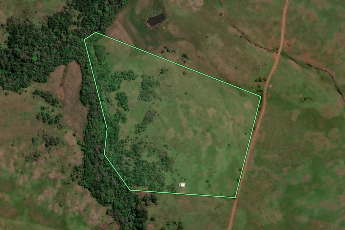 Imagem de satélite do imóvel rural em Itacurubi (RS), com o contorno declarado no CAR desenhado por cima.