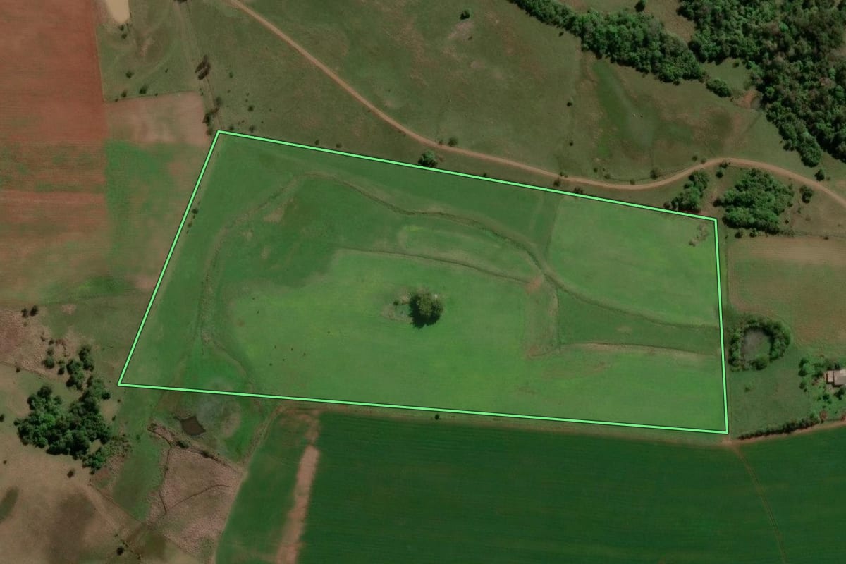 Imagem de satélite do imóvel rural em Itacurubi (RS), com o contorno declarado no CAR desenhado por cima.