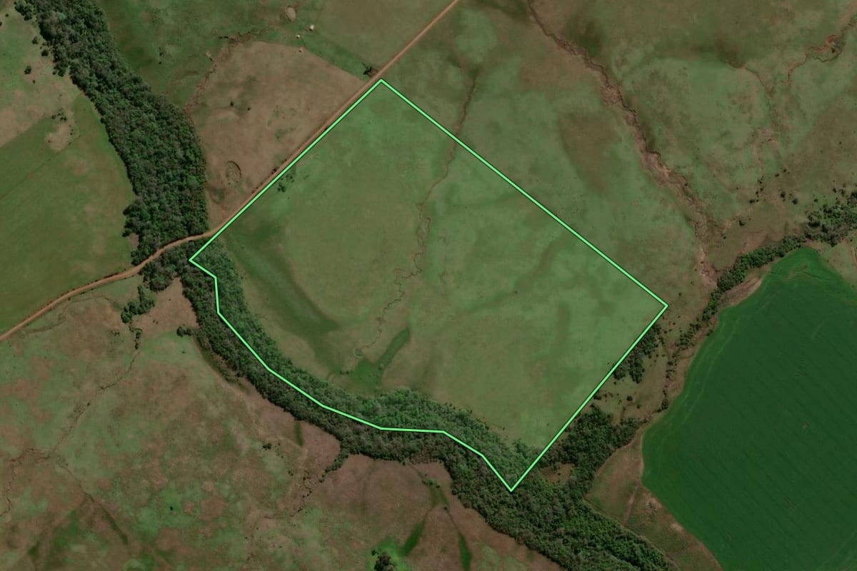 Imagem de satélite do imóvel rural em Itacurubi (RS), com o contorno declarado no CAR desenhado por cima.
