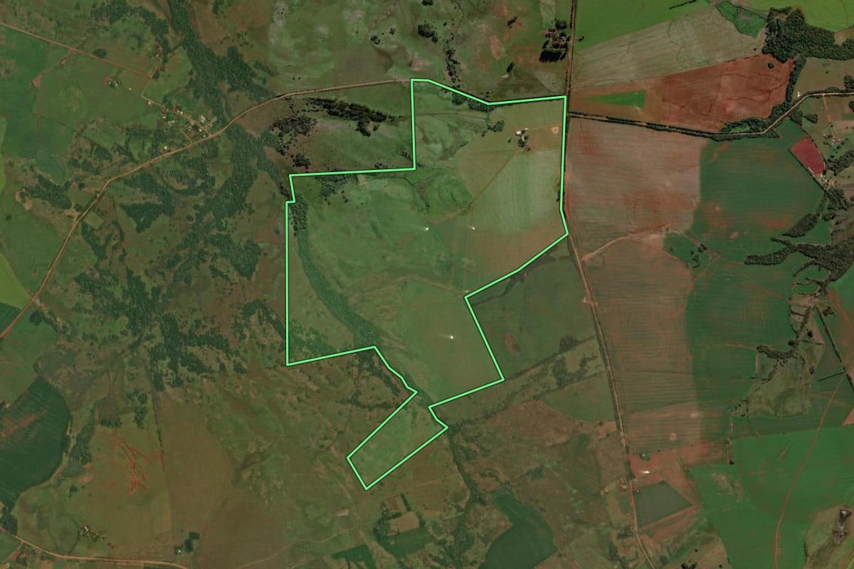 Imagem de satélite do imóvel rural em Itacurubi (RS), com o contorno declarado no CAR desenhado por cima.