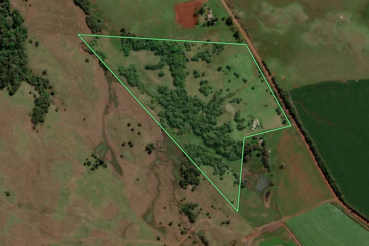 Imagem de satélite do imóvel rural em Itacurubi (RS), com o contorno declarado no CAR desenhado por cima.