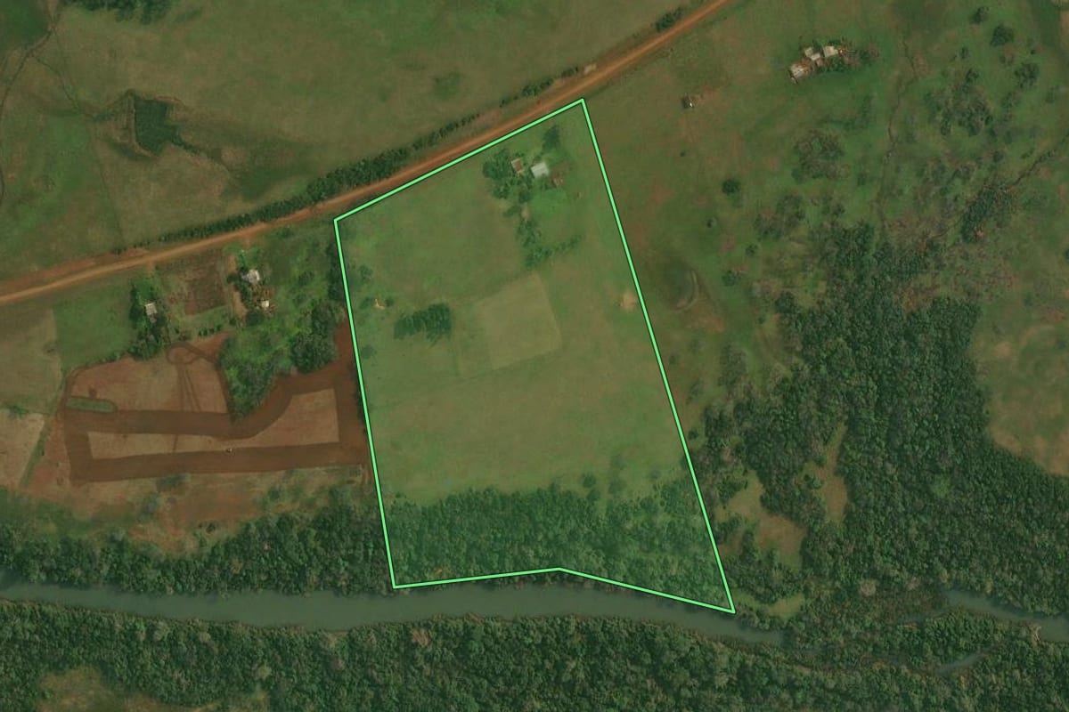 Imagem de satélite do imóvel rural em Itacurubi (RS), com o contorno declarado no CAR desenhado por cima.