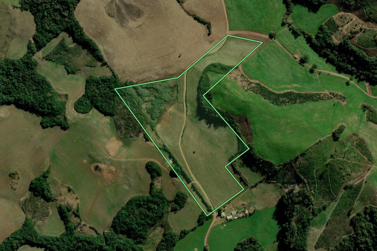 Imagem de satélite do imóvel rural em Itapuca (RS), com o contorno declarado no CAR desenhado por cima.