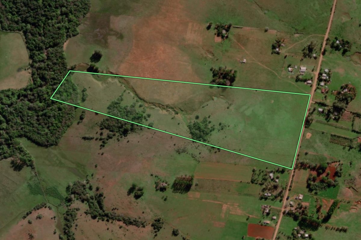 Imagem de satélite do imóvel rural em Itaqui (RS), com o contorno declarado no CAR desenhado por cima.