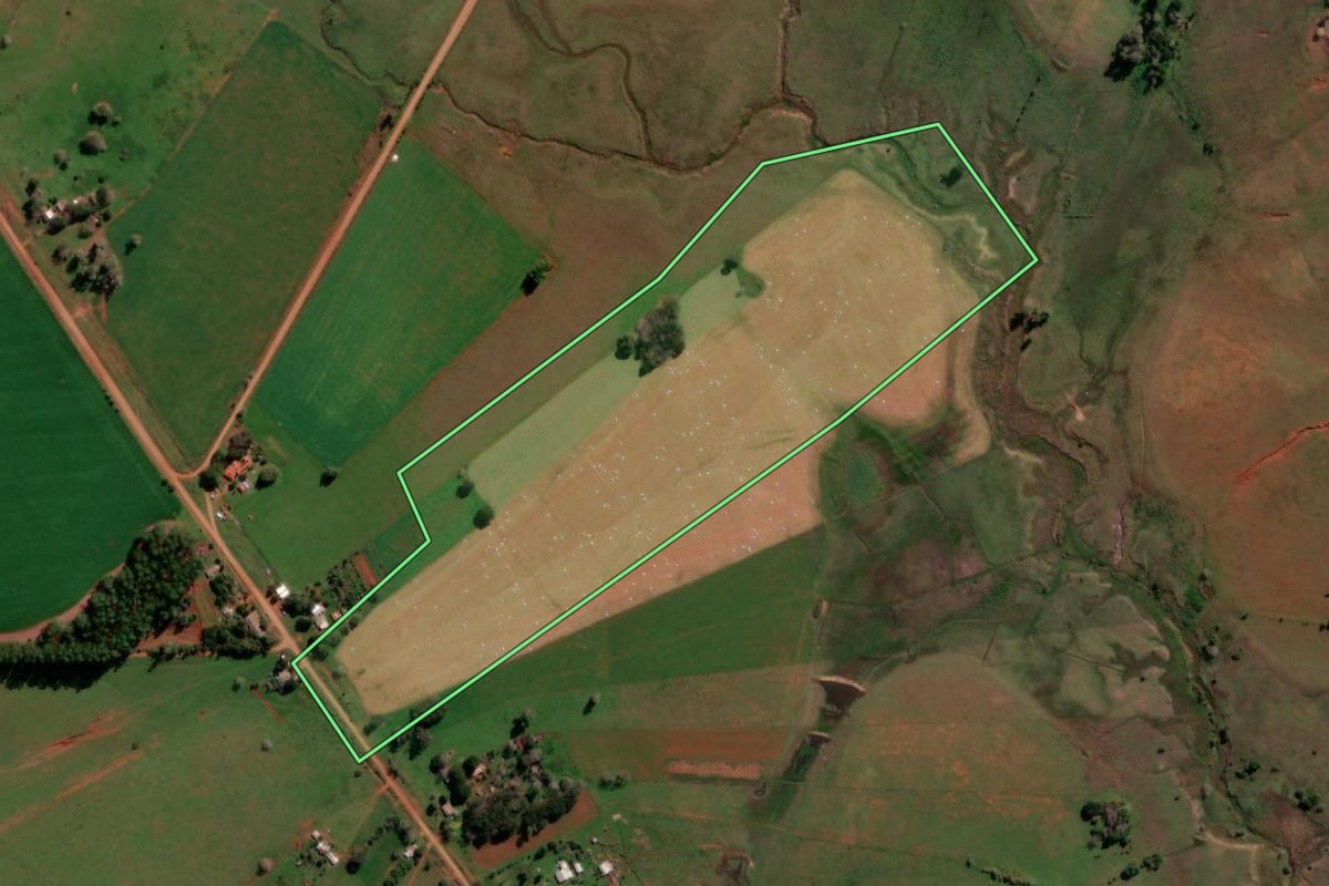 Imagem de satélite do imóvel rural em Itaqui (RS), com o contorno declarado no CAR desenhado por cima.