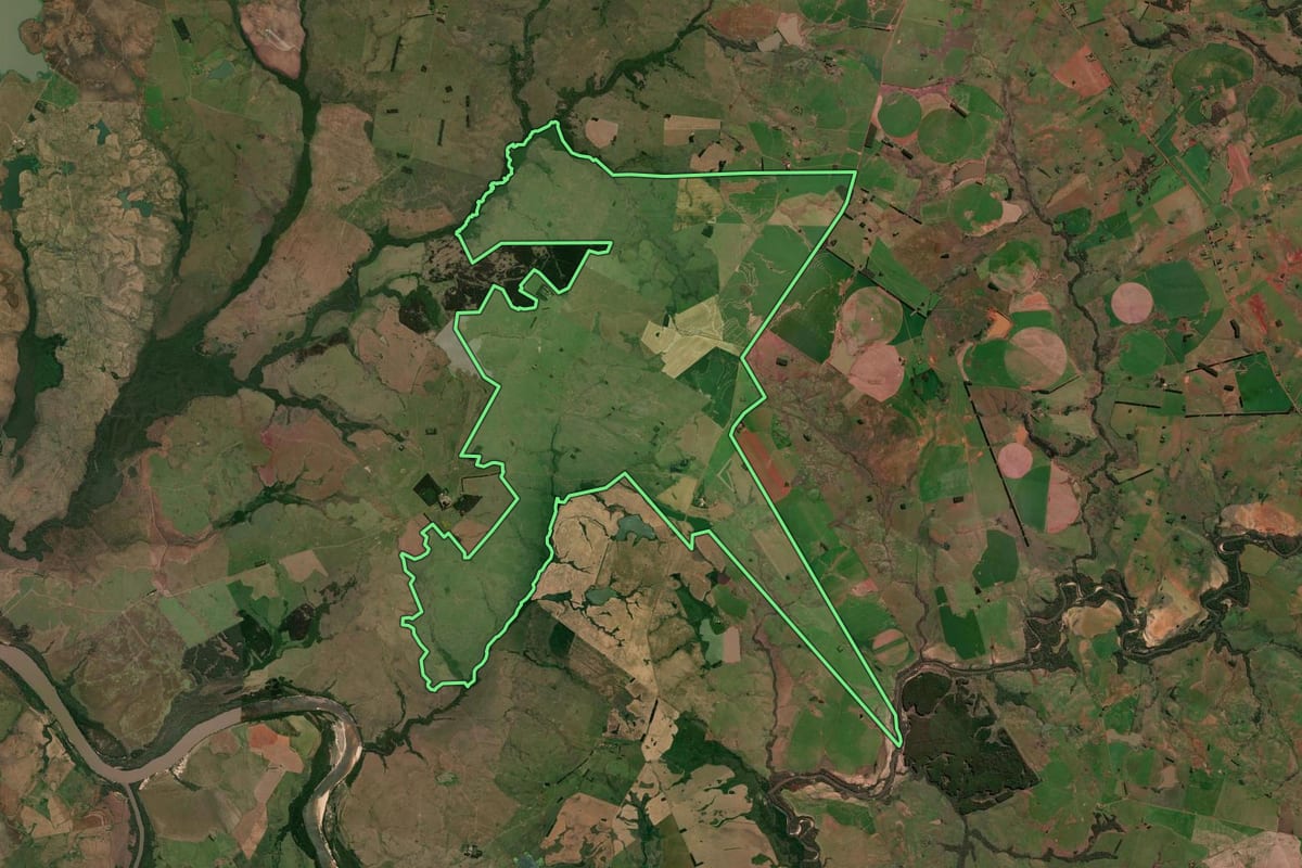 Imagem de satélite do imóvel rural em Itaqui (RS), com o contorno declarado no CAR desenhado por cima.
