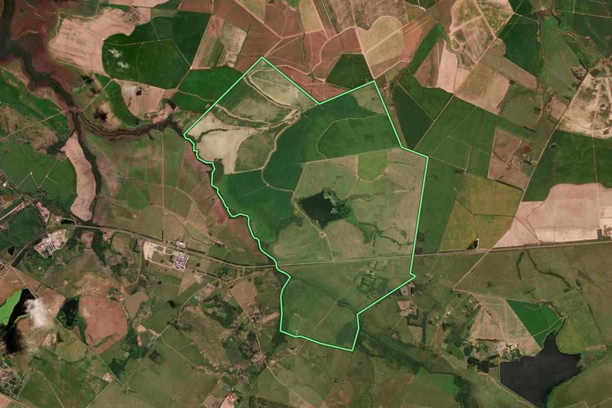 Imagem de satélite do imóvel rural em Itaqui (RS), com o contorno declarado no CAR desenhado por cima.
