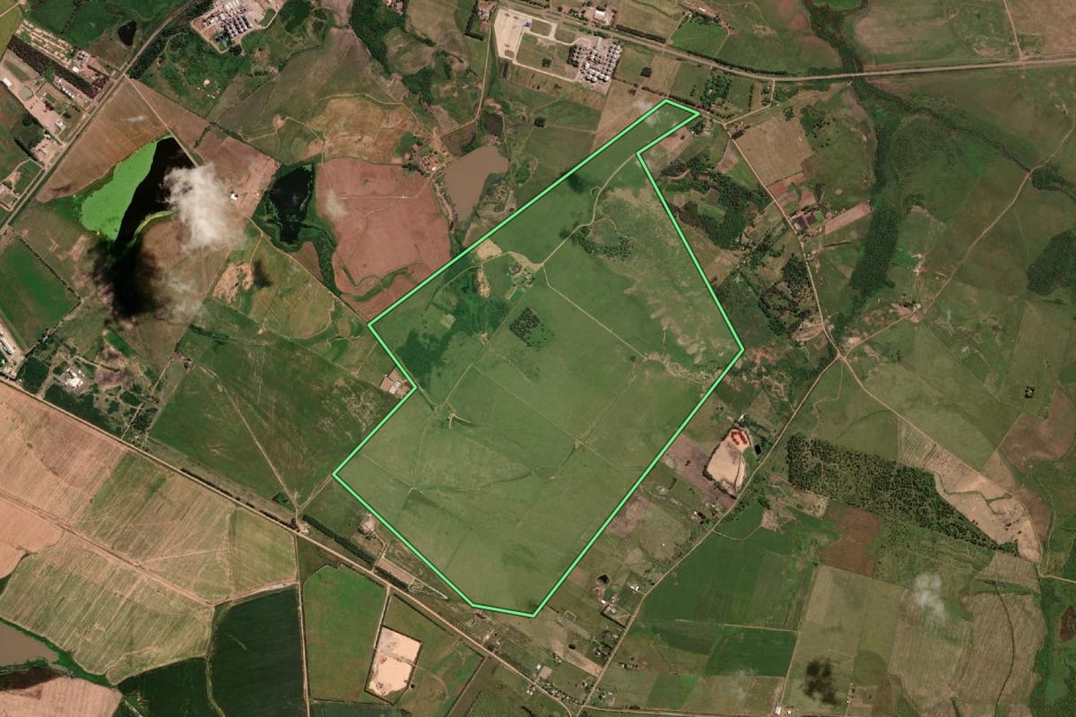 Imagem de satélite do imóvel rural em Itaqui (RS), com o contorno declarado no CAR desenhado por cima.