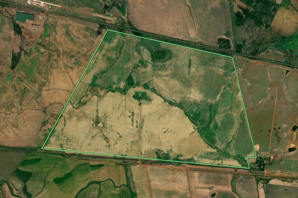 Imagem de satélite do imóvel rural em Itaqui (RS), com o contorno declarado no CAR desenhado por cima.