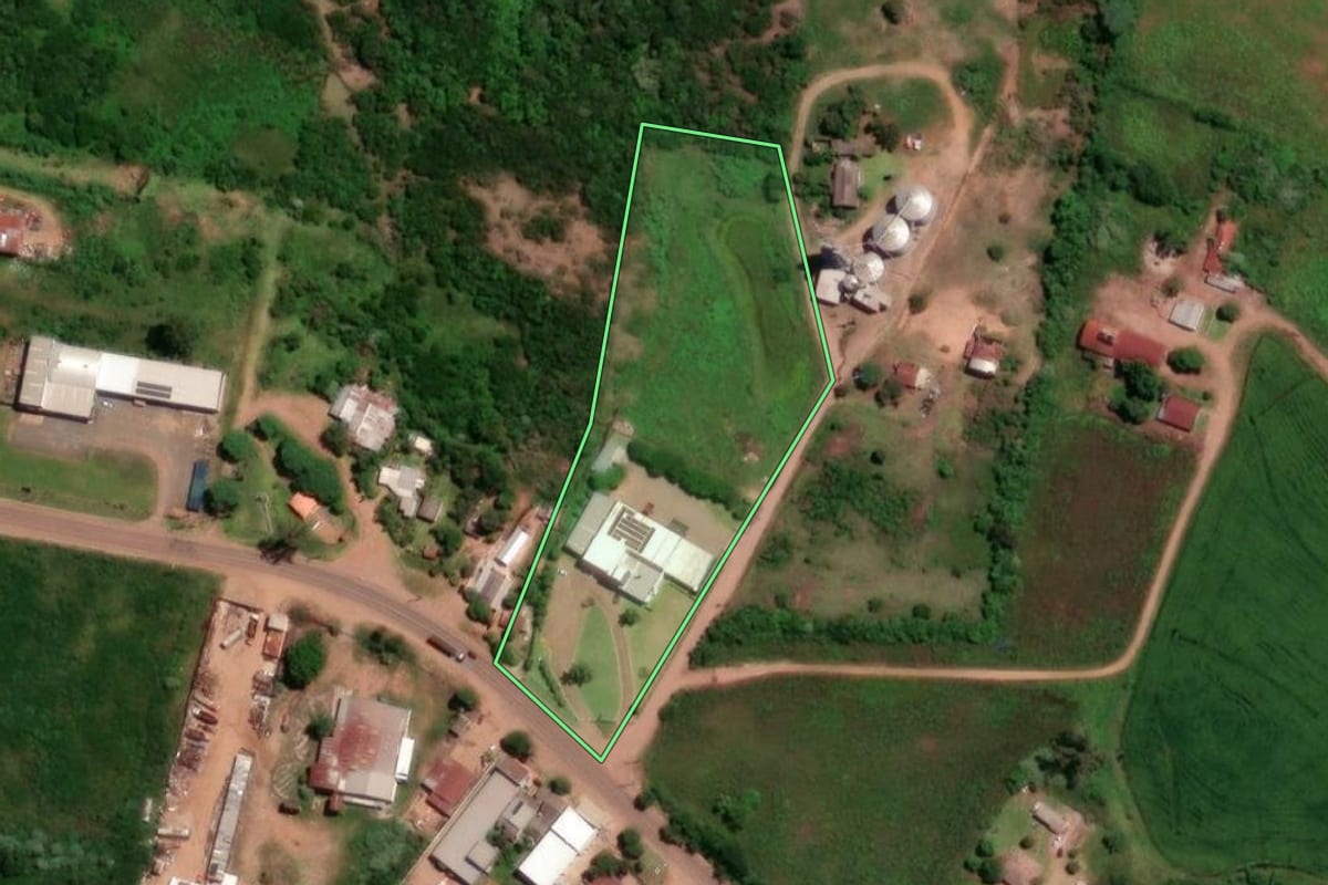 Imagem de satélite do imóvel rural em Itaqui (RS), com o contorno declarado no CAR desenhado por cima.
