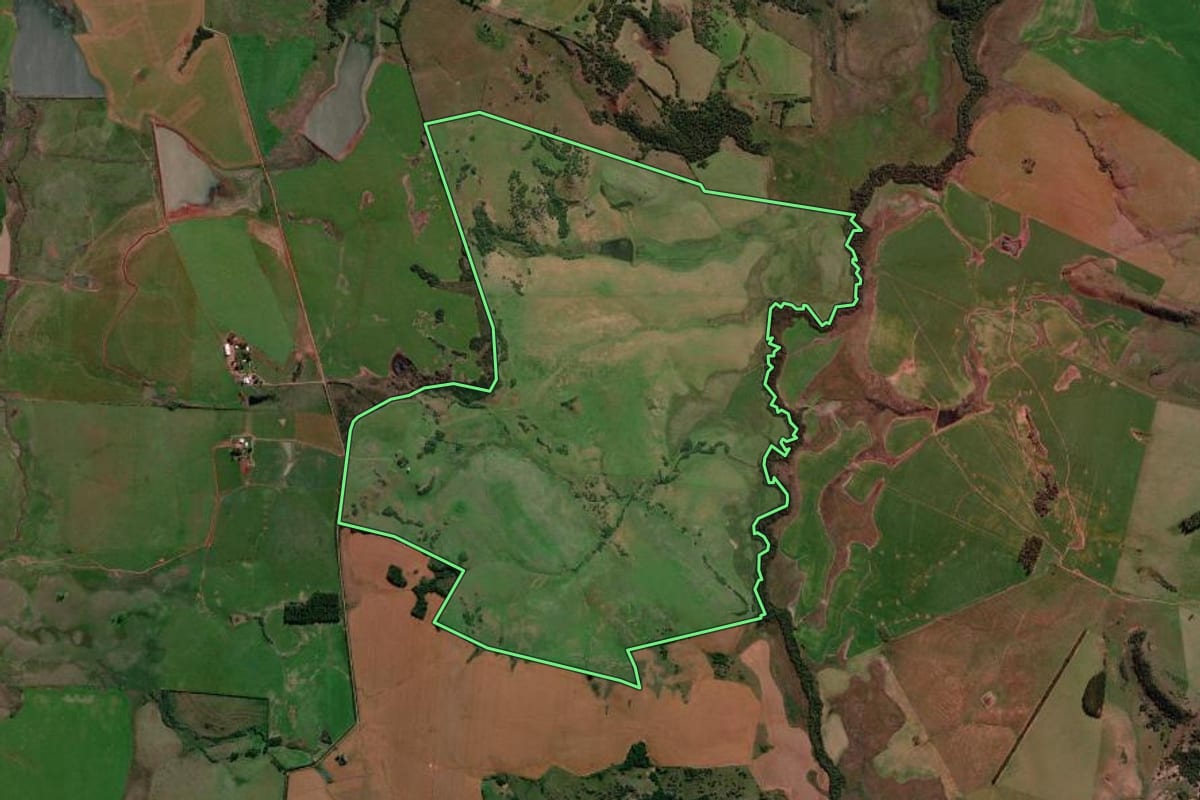 Imagem de satélite do imóvel rural em Itaqui (RS), com o contorno declarado no CAR desenhado por cima.