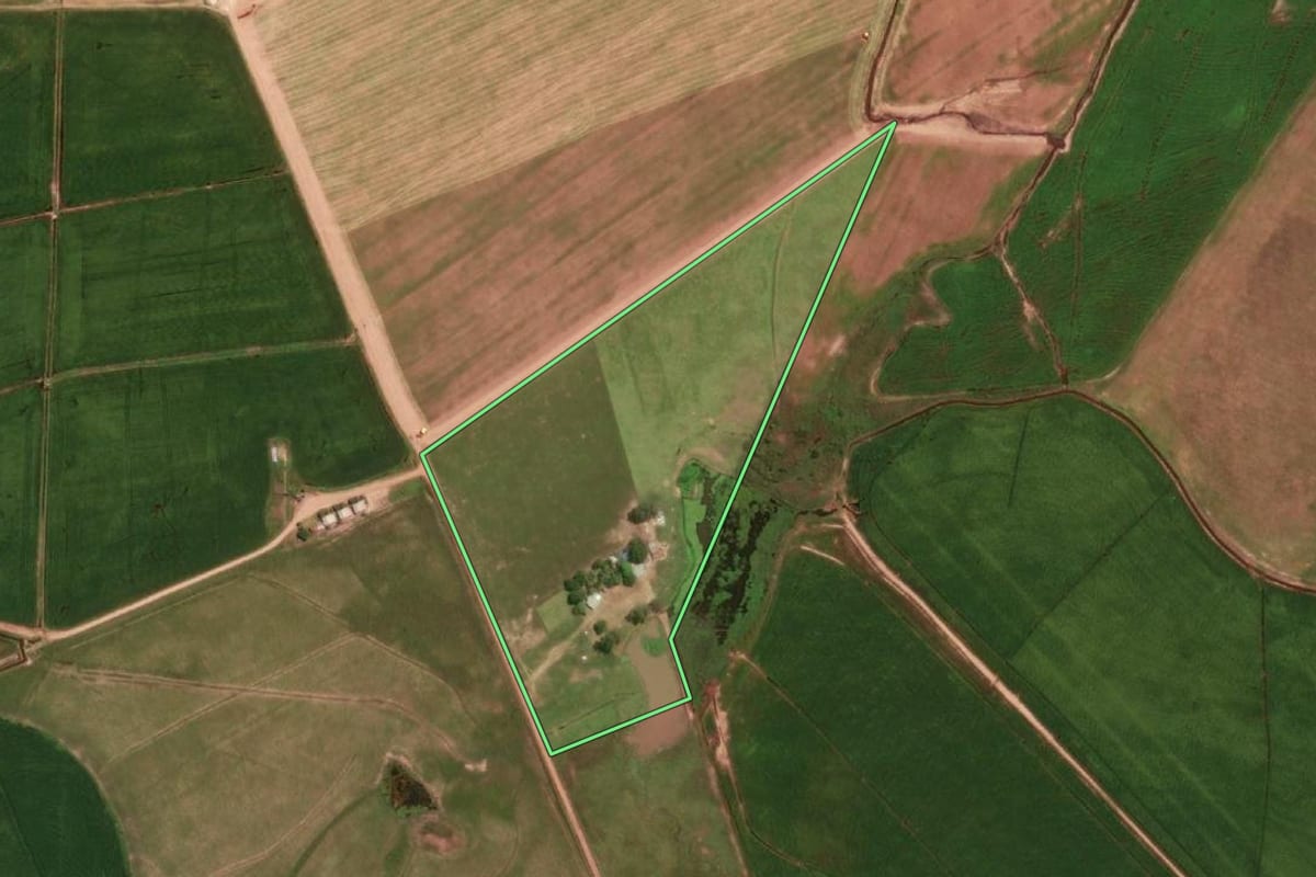 Imagem de satélite do imóvel rural em Itaqui (RS), com o contorno declarado no CAR desenhado por cima.