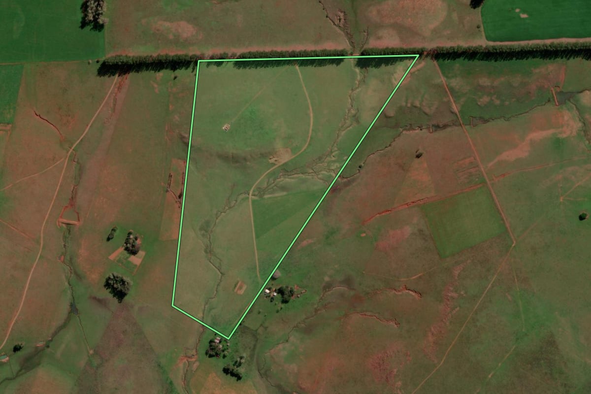 Imagem de satélite do imóvel rural em Itaqui (RS), com o contorno declarado no CAR desenhado por cima.