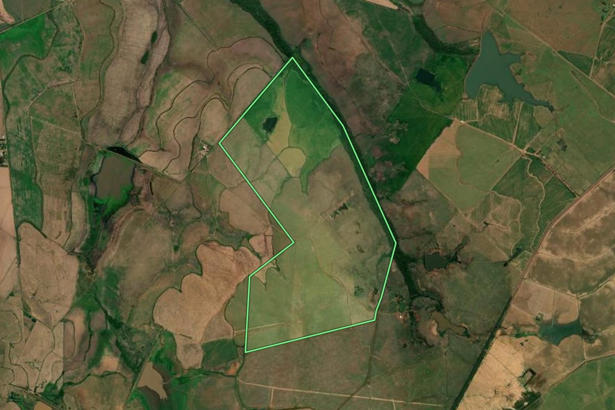 Imagem de satélite do imóvel rural em Itaqui (RS), com o contorno declarado no CAR desenhado por cima.