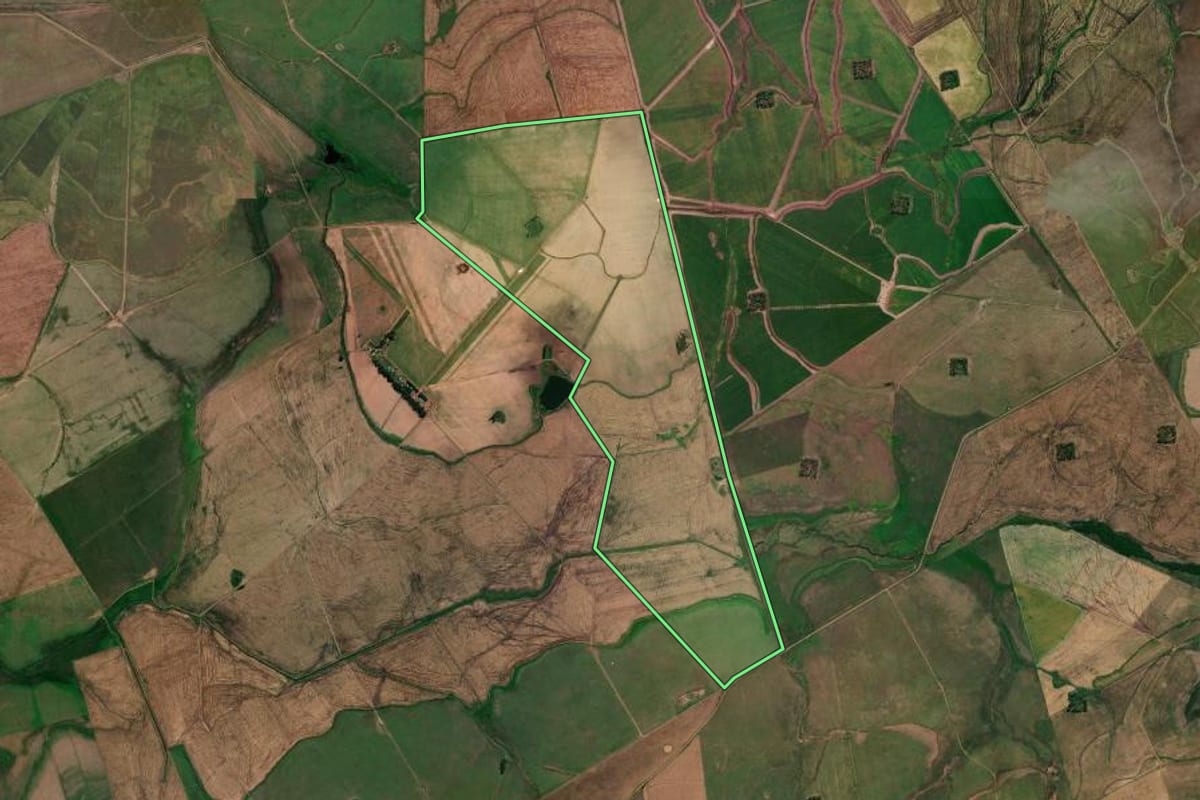 Imagem de satélite do imóvel rural em Itaqui (RS), com o contorno declarado no CAR desenhado por cima.
