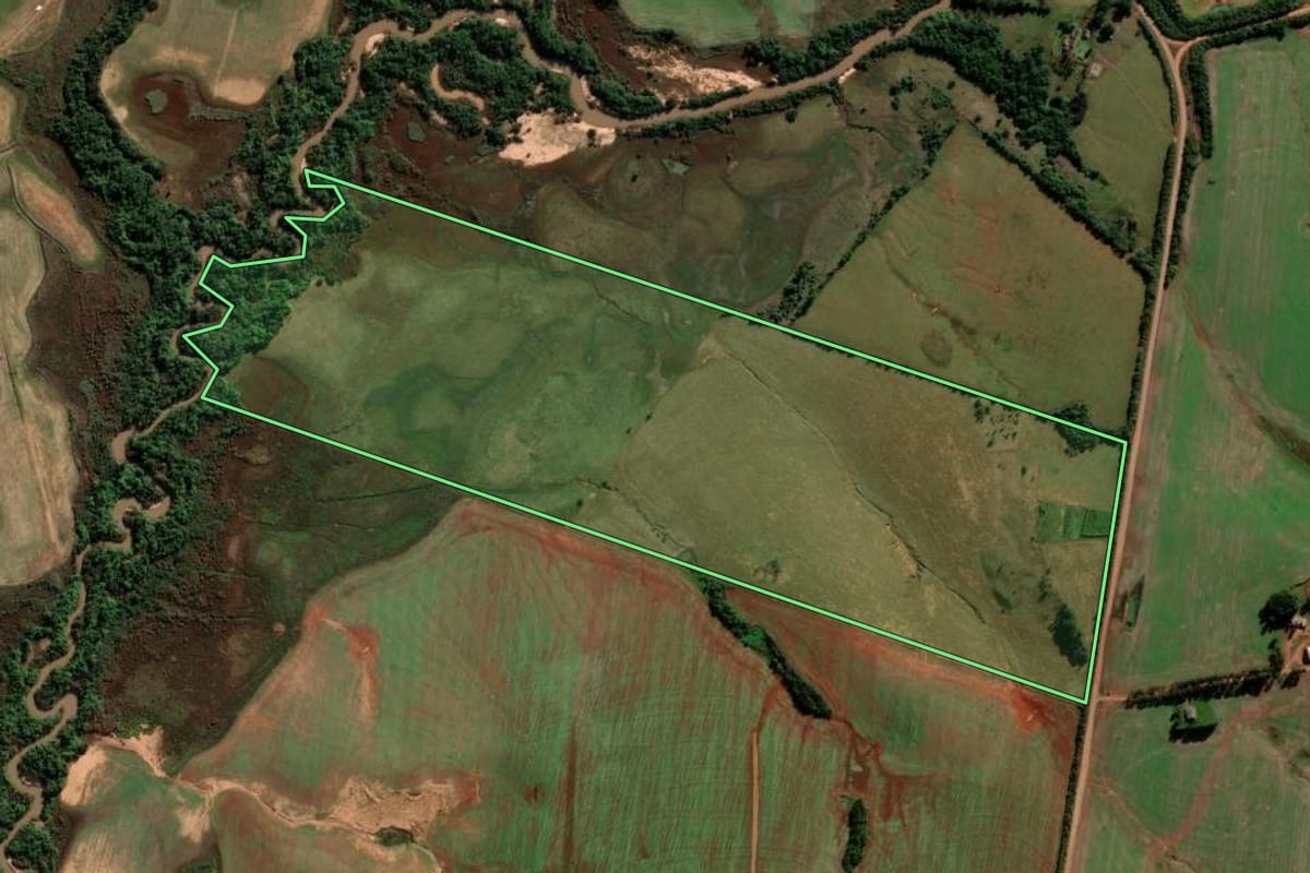 Imagem de satélite do imóvel rural em Itaqui (RS), com o contorno declarado no CAR desenhado por cima.