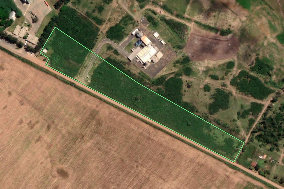 Imagem de satélite do imóvel rural em Itaqui (RS), com o contorno declarado no CAR desenhado por cima.