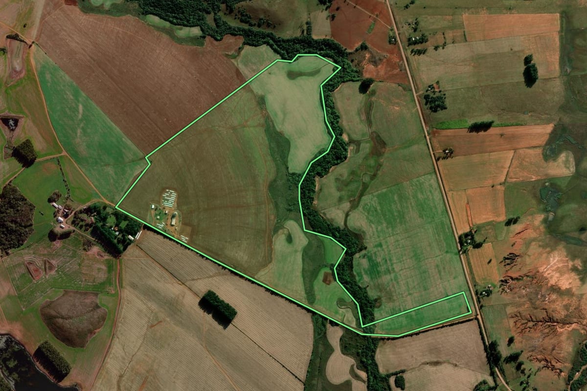 Imagem de satélite do imóvel rural em Itaqui (RS), com o contorno declarado no CAR desenhado por cima.