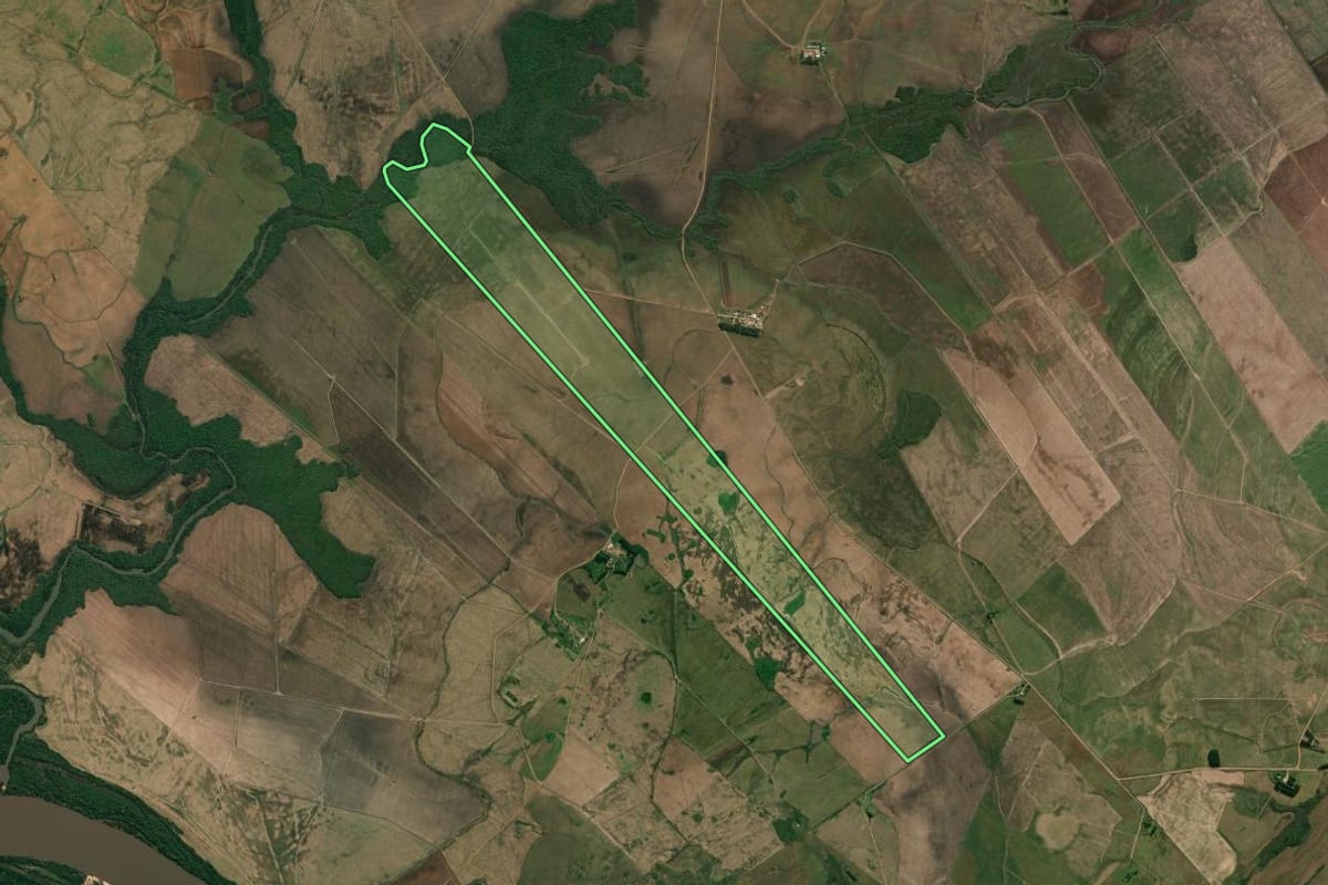 Imagem de satélite do imóvel rural em Itaqui (RS), com o contorno declarado no CAR desenhado por cima.