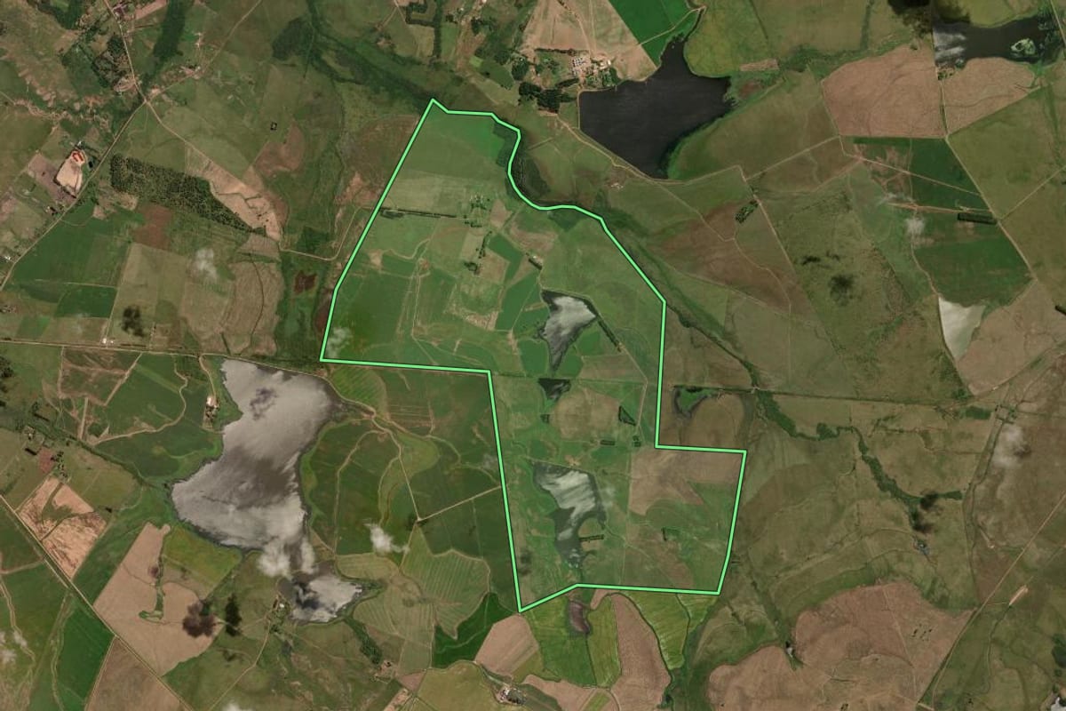Imagem de satélite do imóvel rural em Itaqui (RS), com o contorno declarado no CAR desenhado por cima.