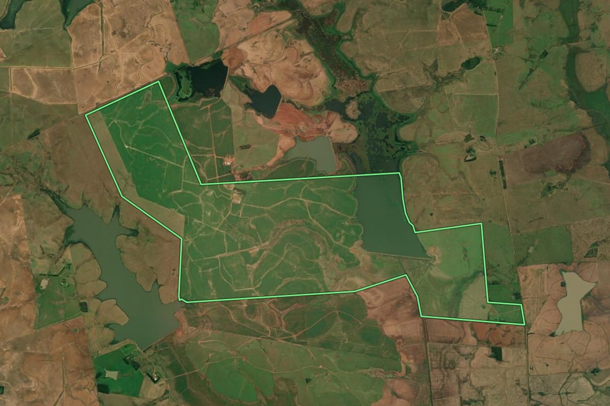 Imagem de satélite do imóvel rural em Itaqui (RS), com o contorno declarado no CAR desenhado por cima.