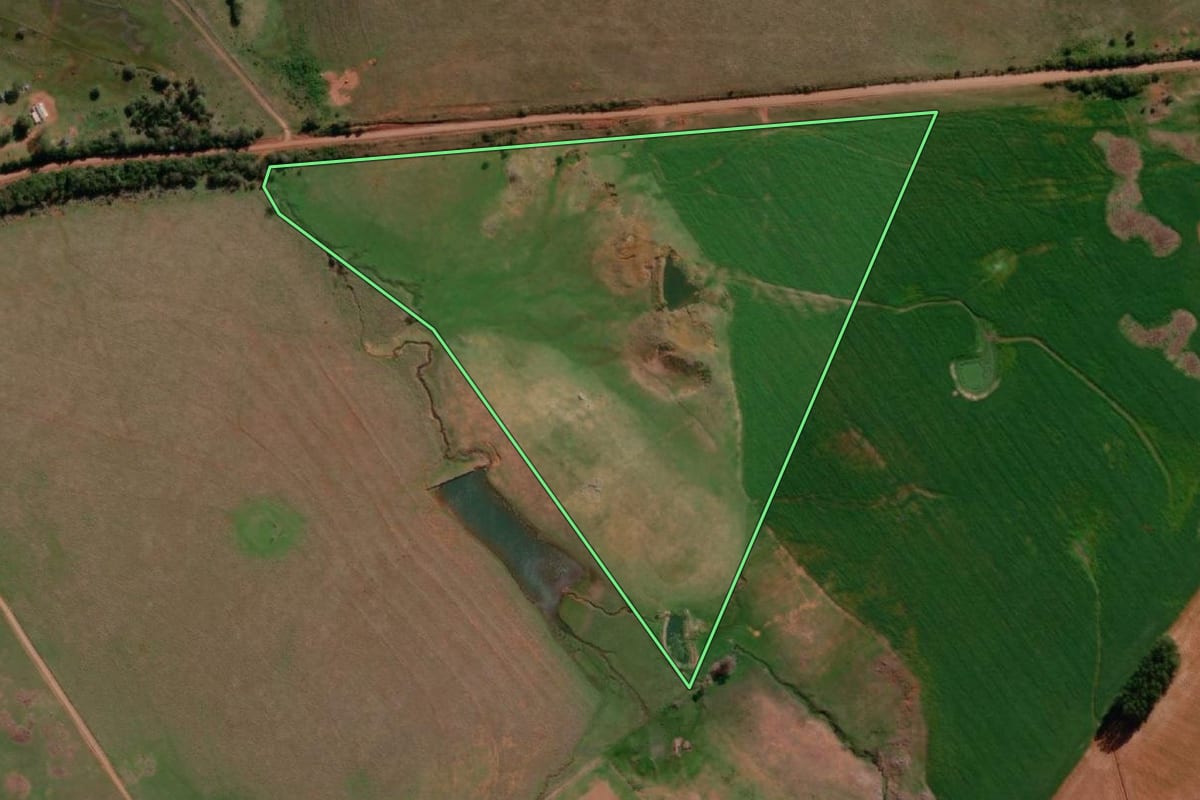 Imagem de satélite do imóvel rural em Itaqui (RS), com o contorno declarado no CAR desenhado por cima.