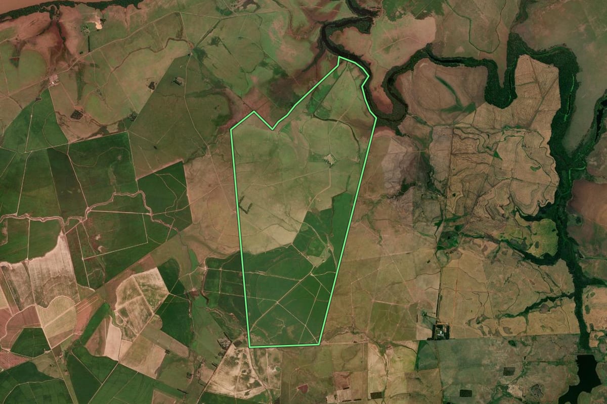 Imagem de satélite do imóvel rural em Itaqui (RS), com o contorno declarado no CAR desenhado por cima.