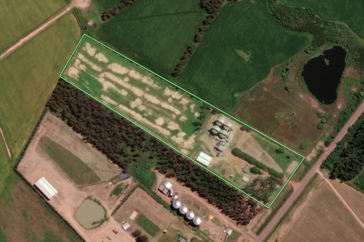 Imagem de satélite do imóvel rural em Itaqui (RS), com o contorno declarado no CAR desenhado por cima.