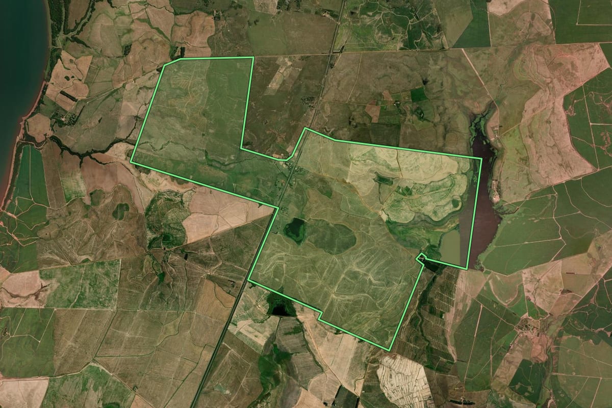Imagem de satélite do imóvel rural em Itaqui (RS), com o contorno declarado no CAR desenhado por cima.