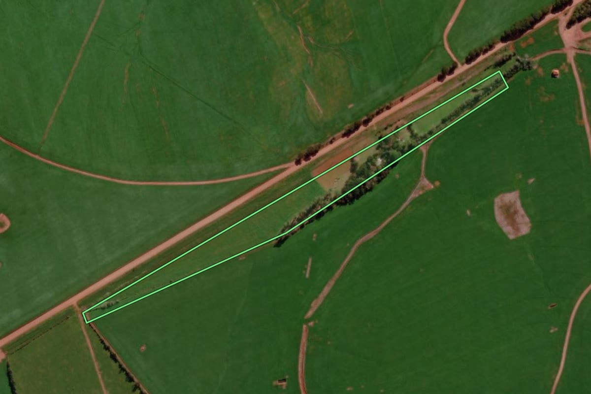 Imagem de satélite do imóvel rural em Itaqui (RS), com o contorno declarado no CAR desenhado por cima.
