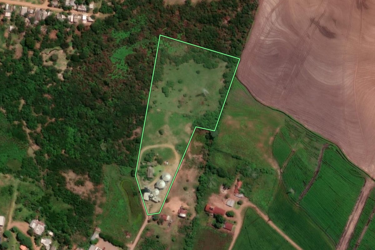 Imagem de satélite do imóvel rural em Itaqui (RS), com o contorno declarado no CAR desenhado por cima.