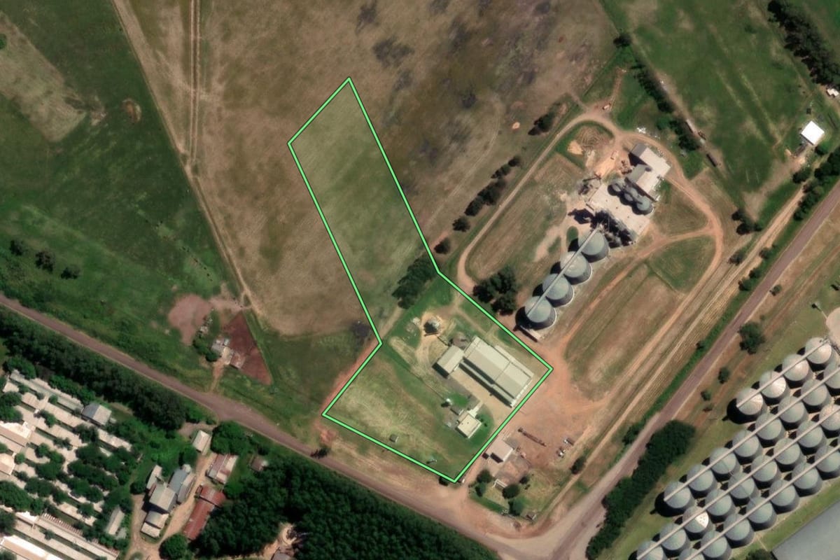 Imagem de satélite do imóvel rural em Itaqui (RS), com o contorno declarado no CAR desenhado por cima.