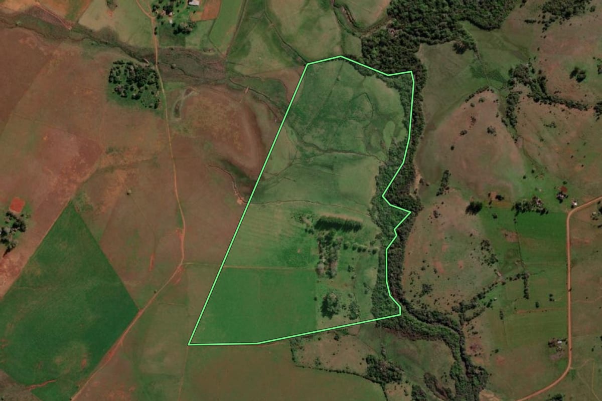 Imagem de satélite do imóvel rural em Itaqui (RS), com o contorno declarado no CAR desenhado por cima.