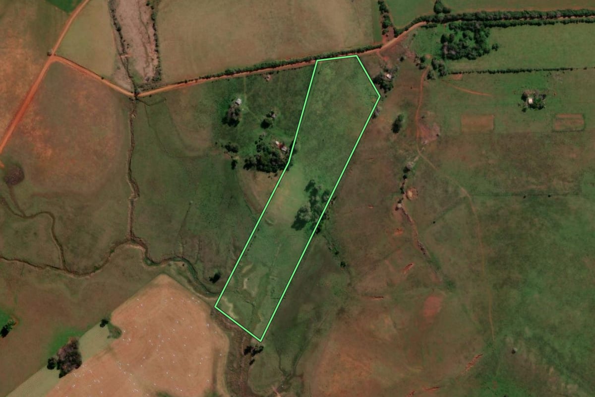Imagem de satélite do imóvel rural em Itaqui (RS), com o contorno declarado no CAR desenhado por cima.
