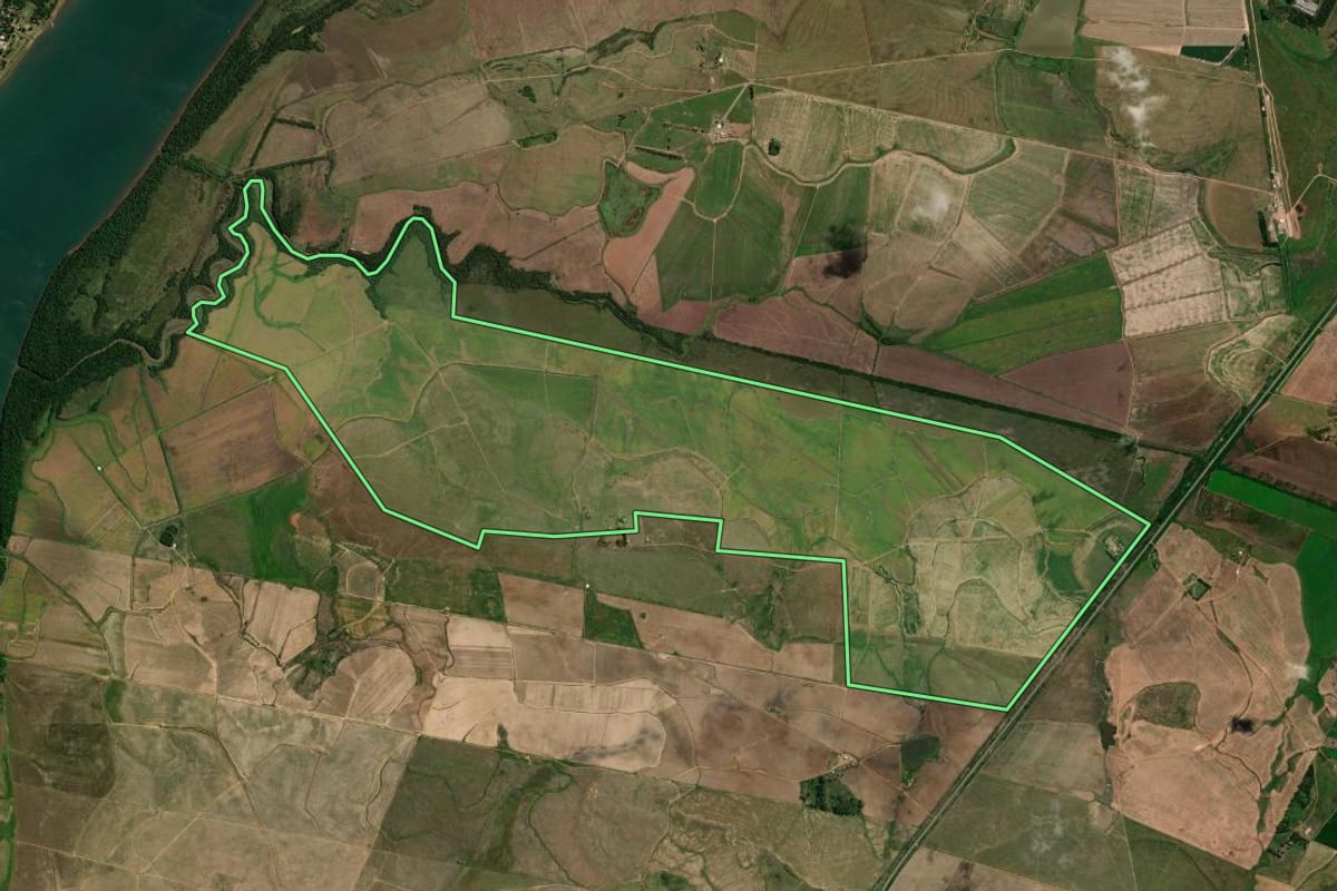 Imagem de satélite do imóvel rural em Itaqui (RS), com o contorno declarado no CAR desenhado por cima.
